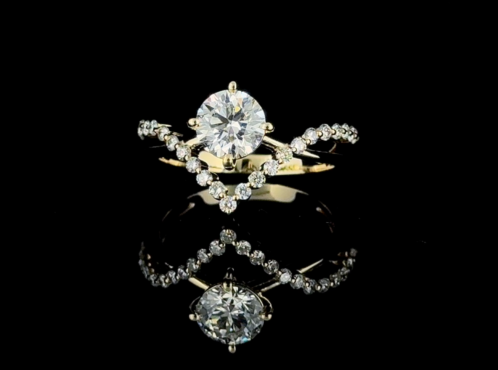 Diamond-Encrusted Gold Ring – Elegant & Luxurious - zyuristore